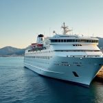 Ferry a quai dans un port mediterraneen au lever du jour
